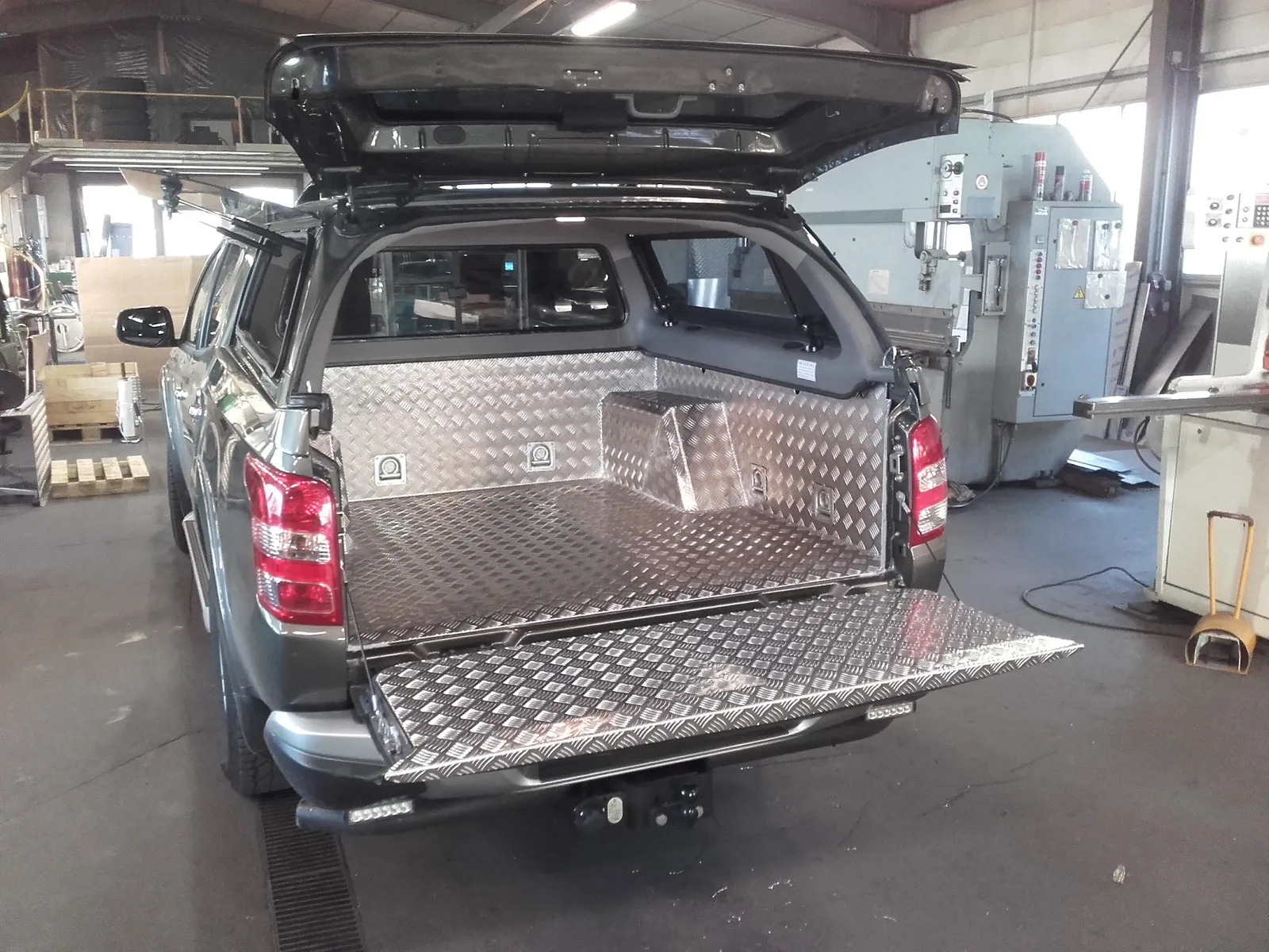 Ladefläche eines Pick-ups, vollständig mit Aluminium-Riffelblech ausgekleidet, in der Werkstatt