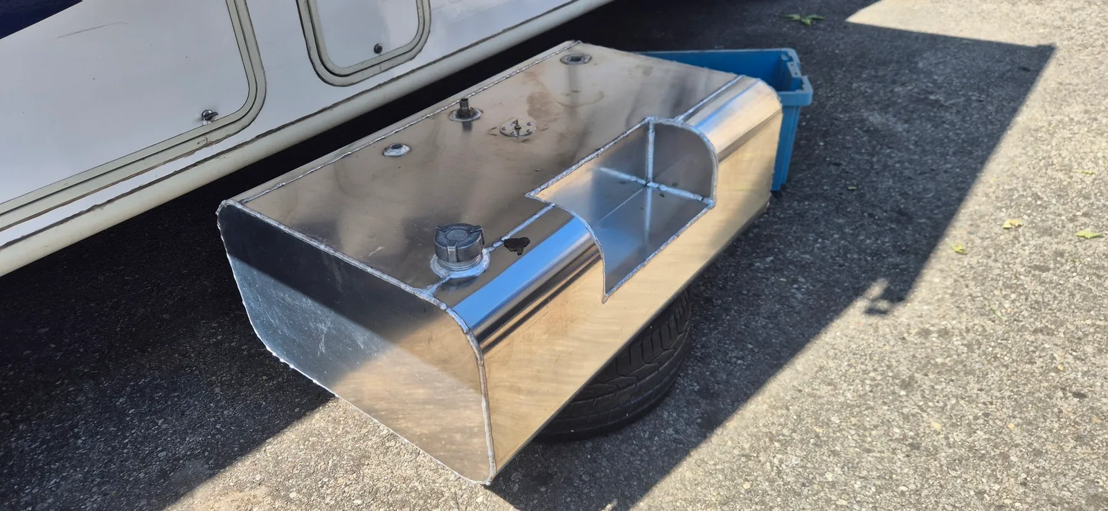 Derselbe Aluminiumtank von oben, mit innen liegender Kammer und umlaufender Naht